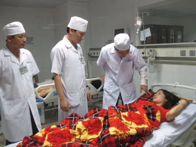 20 du khách nhập viện vì ngộ độc thức ăn