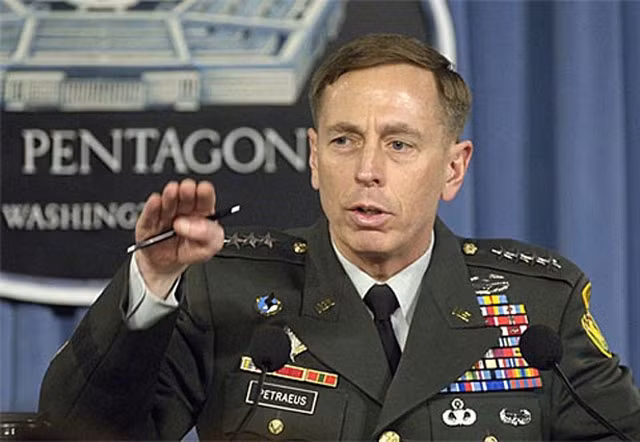 Giám đốc CIA David Petraeus từ chức vì ngoại tình