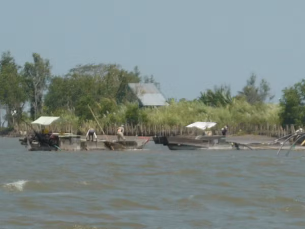 Khai thác trộm cát trên sông Hậu