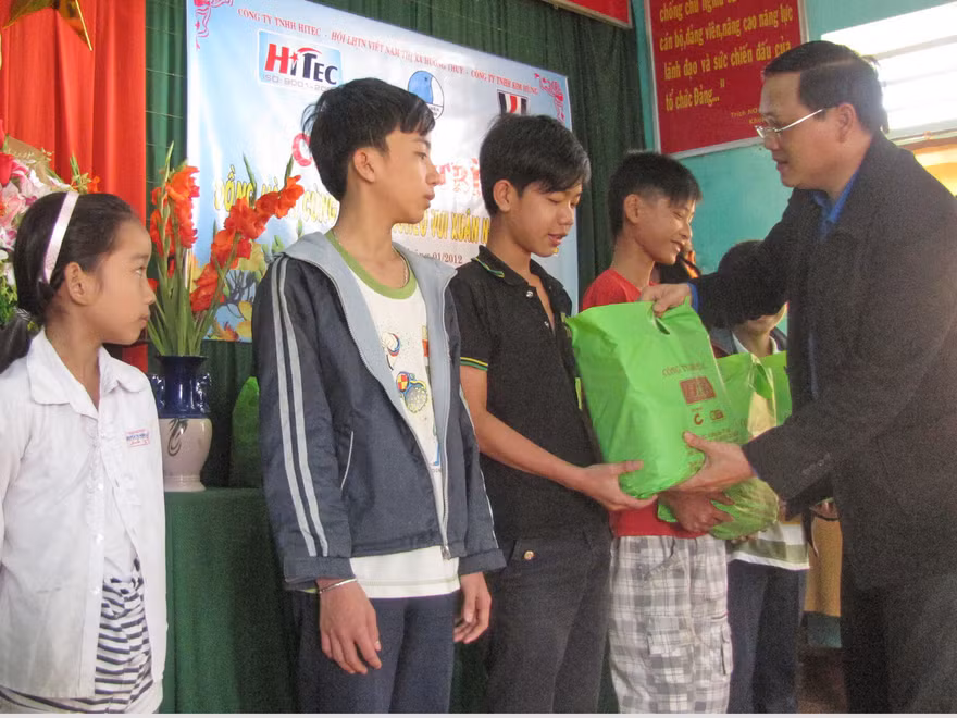 Bí thư Tỉnh Đoàn TT- Huế Nguyễn Quang Tuấn tặng quà cho trẻ em nghèo xã Thủy Vân, thị xã Hương Thủy