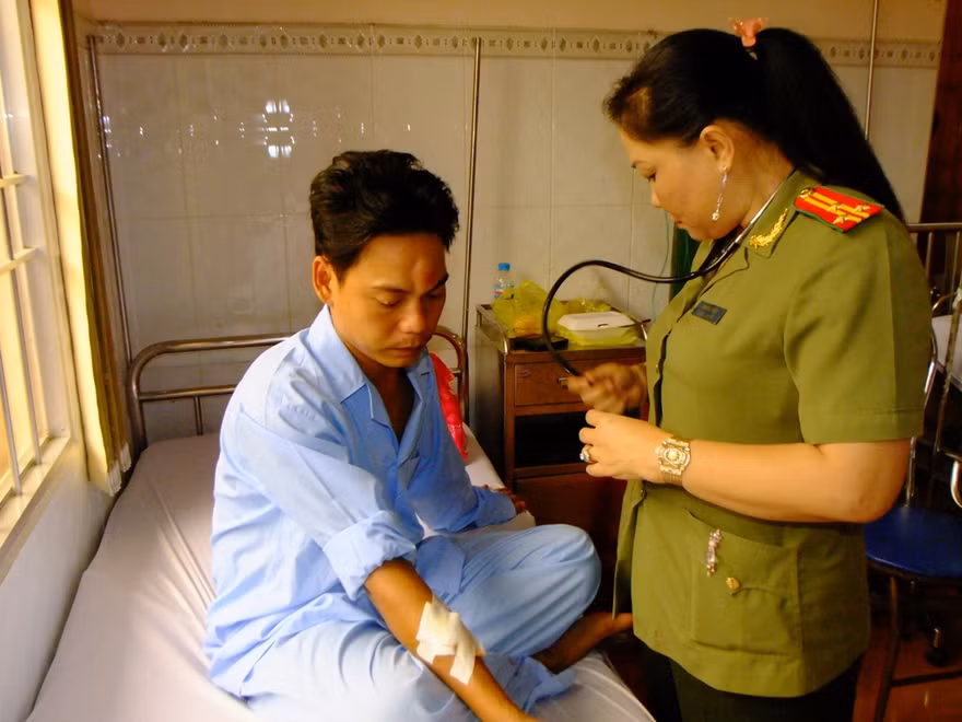 Thưởng nóng bốn chiến sĩ công an trấn áp bọn cướp