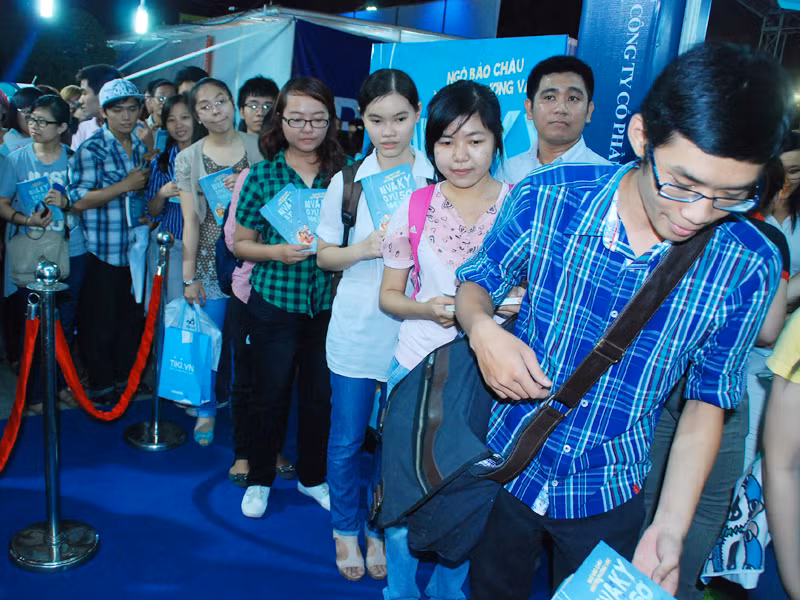 Tác giả ký sách mỏi tay