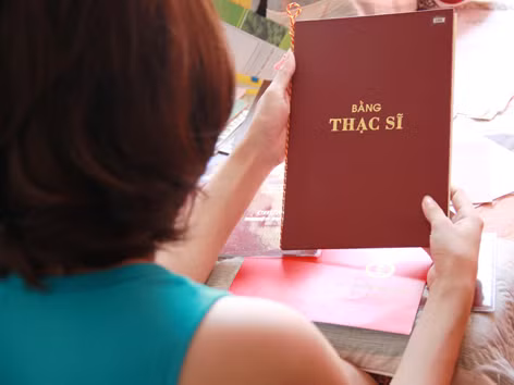 Thạc sĩ trông quán cà phê, phụ xe...