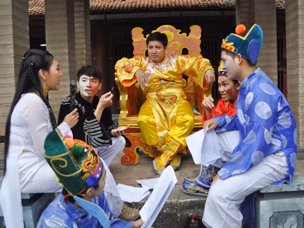 Hài xuân- câu khách bằng bạo lực?