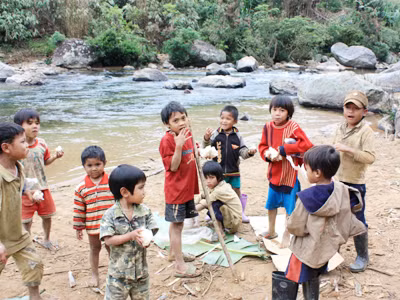 Trẻ em ở bản Ka Lô rất đông