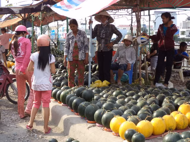 Nhộn nhịp chợ Tết ngày cuối năm