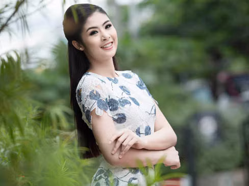 Ngọc Hân đẹp ngọt ngào ở xứ sở chùa Vàng