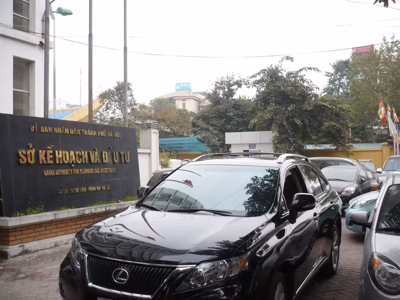 Nhà để xe biến thành trụ sở, hè đường trước Sở KH&ĐT biến thành bãi đỗ ô tô. Ảnh: Trọng Đảng
