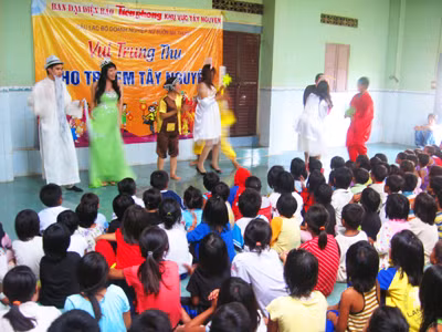 Vui Trung thu cho trẻ em nghèo Tây Nguyên