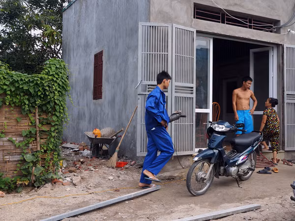 Công nhân đang thi công ngôi nhà trái phép của ông Nguyễn Văn Đức