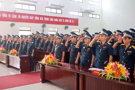 Chiến sĩ không quân viếng Đại tướng Võ Nguyên Giáp