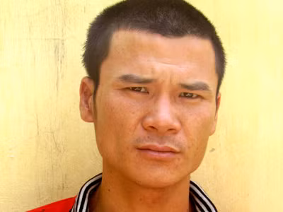 Không đội mũ bảo hiểm, rút súng bắn cảnh sát