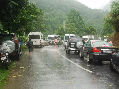 Sa Pa: Lở đất đá, xe cộ kẹt dài hơn 3 km