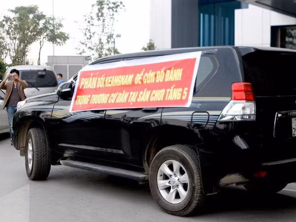 Cư dân tòa nhà Keangnam căng băng rôn phản đối việc đánh người