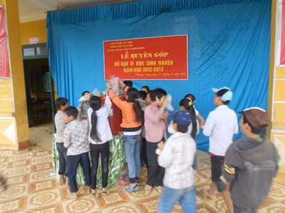 Các em học sinh Trường Phổ thông dân tộc bán trú Thượng Nông quyên góp gạo giúp đỡ các bạn nghèo