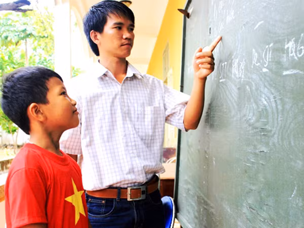 Phó chủ tịch xã kiêm thầy giáo Nguyễn Đình Việt Ảnh: Nguyễn Huy