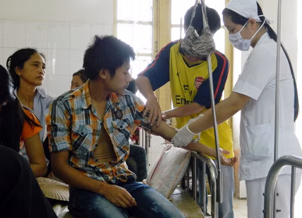 Hơn 20 công nhân tiếp tục nhập viện vì ngộ độc