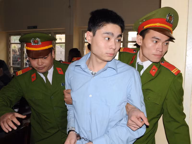 Những phút căng thẳng tại phiên tòa xử Lê Văn Luyện