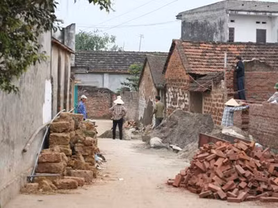 Đối thoại với dân làng Đường Lâm