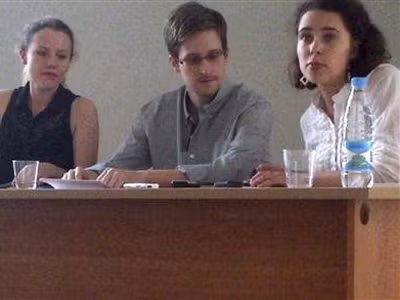 “Mỹ nên quỳ gối để cầu nguyện cho Snowden”