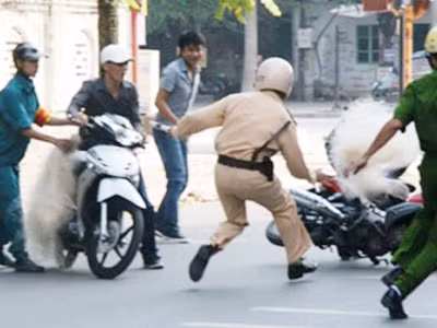 'Quăng lưới bắt xe': Phản cảm nhưng luật không cấm