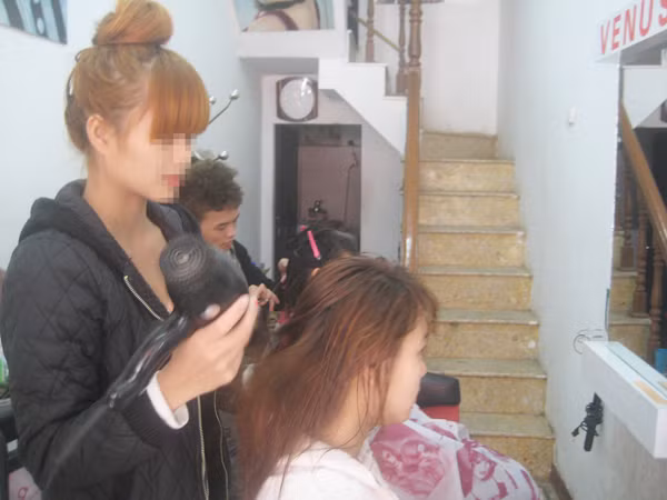 Khi cử nhân chạy xe ôm, cắt tóc