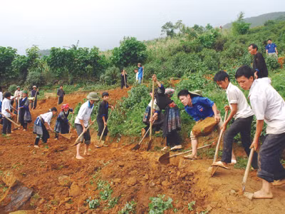 Đội tình nguyện cùng người dân địa phương làm đường giao thông ở bản Mú Cáy Hồ