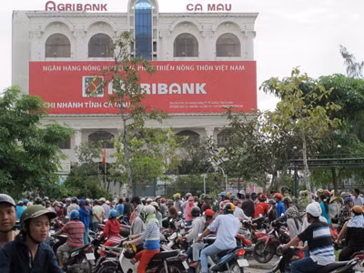 Bắt cướp có súng trước ngân hàng