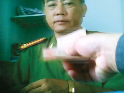 Cảnh sát trật tự cơ động công khai 'ngã giá', nhận tiền ngay tại trụ sở