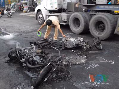 Xe máy lại cháy, hai người thành 'đuốc sống'