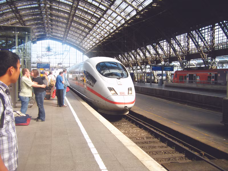 Với loại tàu đạt tốc độ 300 km/h này, tổng đầu tư tuyến đường sắt cao tốc Bắc - Nam được cho là sẽ lên đến cả trăm tỷ USD