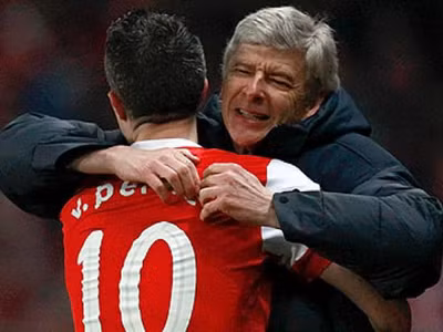 Van Persie đã phản bội Wenger?