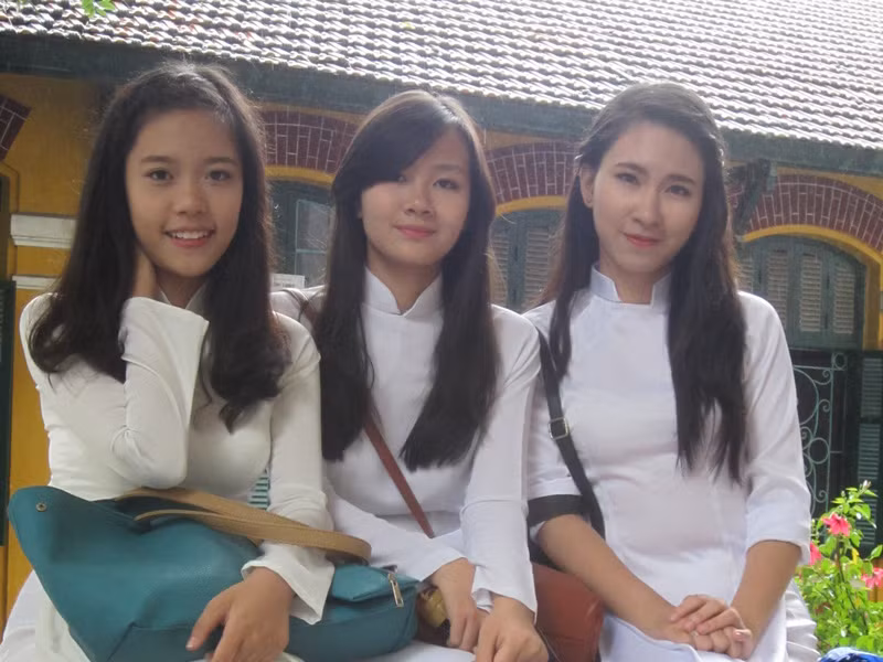 Nữ sinh rạng rỡ ngày khai giảng