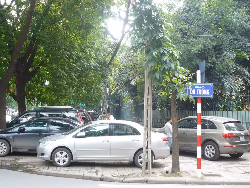Theo chuyên gia gần 100.000 m2 đất trong giữ xe (chủ yếu nằm ở lòng đường và vỉa hè) đang do các đơn vị tư nhân khai thác. Ảnh: Trọng Đảng