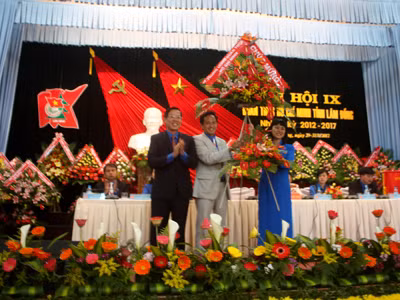 Bí thư thường trực T.Ư Đoàn Phan Văn Mãi tặng hoa chúc mừng ĐH Đoàn tỉnh Lâm Đồng. Ảnh: Kim Anh