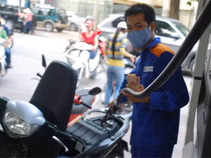 1 lít xăng cõng 4 loại thuế, 3 loại phí
