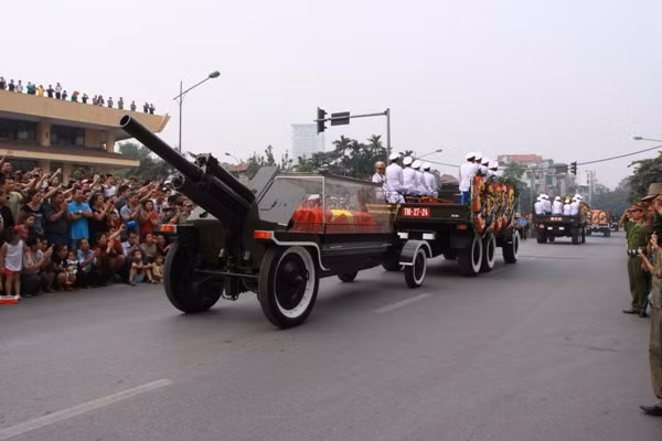 Xe chuyên dụng đưa linh cứu Đại tướng qua phố Kim Mã