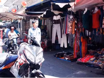 Nơi các con bạc sát phạt nhau, để rồi sau đó bất ngờ bị Tuấn và đồng bạc đến cướp sòng bạc