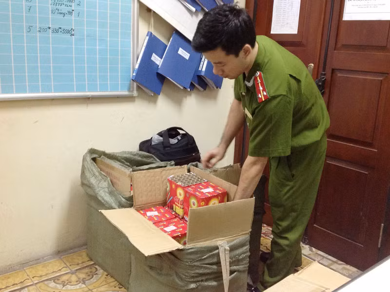 Bắt hơn 100 kg pháo trên xe khách