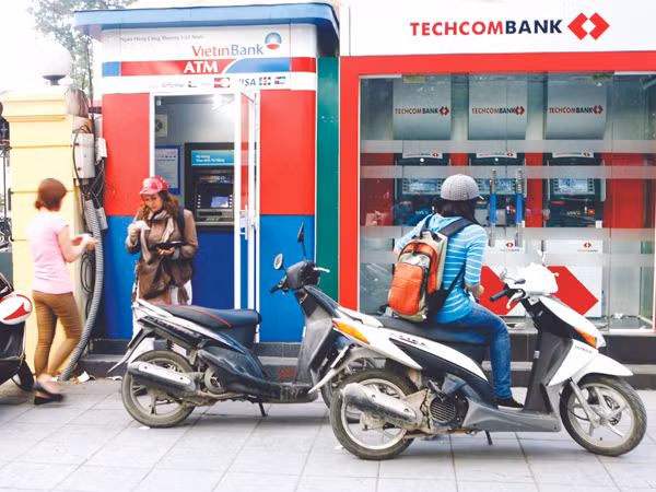 Nhiều người thu nhập thấp vẫn còn băn khoăn sau miễn thuế Ảnh: Hồng Vĩnh