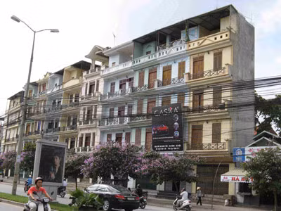 Mỗi ngày phát sinh bốn nhà siêu mỏng, méo