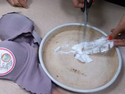 Áo ngực chứa dung dịch lạ xuất hiện ở Hà Nội