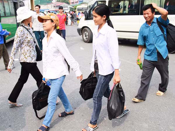 Sĩ tử nườm nượp đổ về Thủ đô