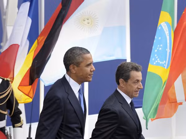 Tổng thống Mỹ Barack Obama (trái) và Tổng thống Pháp Nicholas Sarkozy chuẩn bị dự Hội nghị G-20 kéo dài 2 ngày tại thành phố Cannes. Ảnh: AP