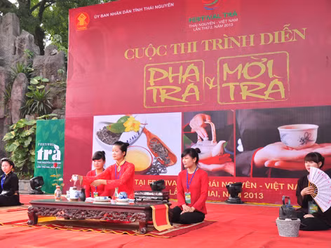 Lên đất Thái, xem con gái mời trà