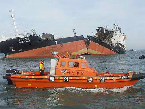 Tàu tuần tra gần xác tàu Doola 3 trọng tải 4.191 tấn Ảnh: Yonhap