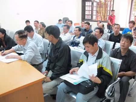 Mang cả va li giấy tờ đi sang tên đổi chủ phương tiện