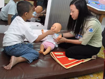 Chuyên viên tâm lý khám cho một trường hợp trẻ bị tự kỷ. Ảnh: T.T.D