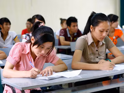 Thầy và trò bị siết trong vòng kim cô thi cử