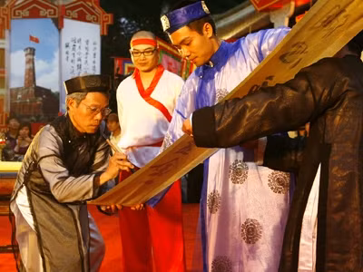 'Múa' thư pháp ở Văn Miếu